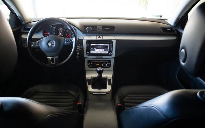 Volkswagen Passat cena 17900 przebieg: 400213, rok produkcji 2010 z Radom małe 704